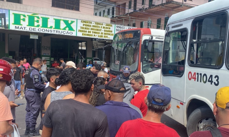 Motoqueiro de aplicativo morre durante grave acidente com ônibus no Jorge Teixeira; veja vídeo