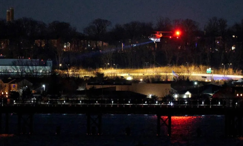 Avião com 64 pessoas bate em helicóptero e cai em Washington, nos EUA; veja vídeo