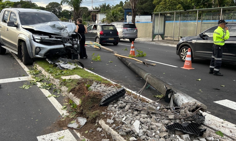 Motorista dorme ao volante e acaba derrubando poste em avenida de Manaus; veja