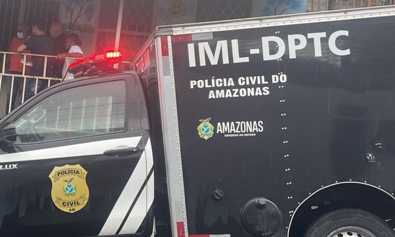 Jovem é encontrado morto na frente de escola na zona Leste de Manaus; veja vídeos