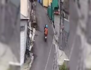 'Vida Loka' do bairro Nova Esperança 'dá grau' com novinha na garupa e o pior acontece; veja vídeo