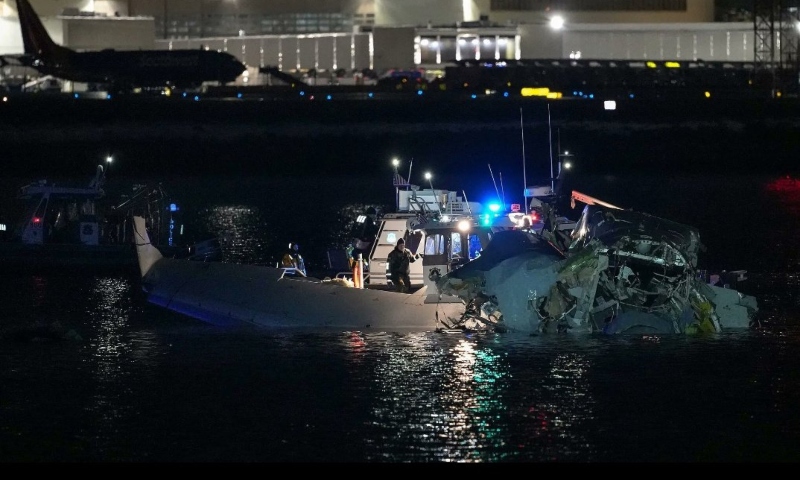 EUA: autoridades confirmam que não há sobreviventes em colisão entre avião e helicóptero