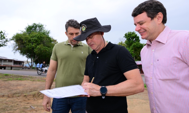 Prefeito David Almeida assina ordens de serviço para construção de unidade de saúde e base do Samu