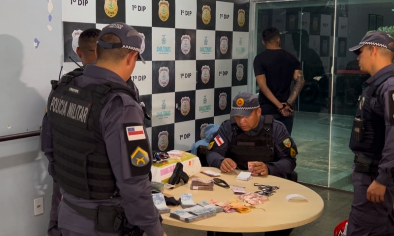Assaltante é preso em flagrante após roubar R$2 mil da Drogasil, em Manaus ; veja vídeo