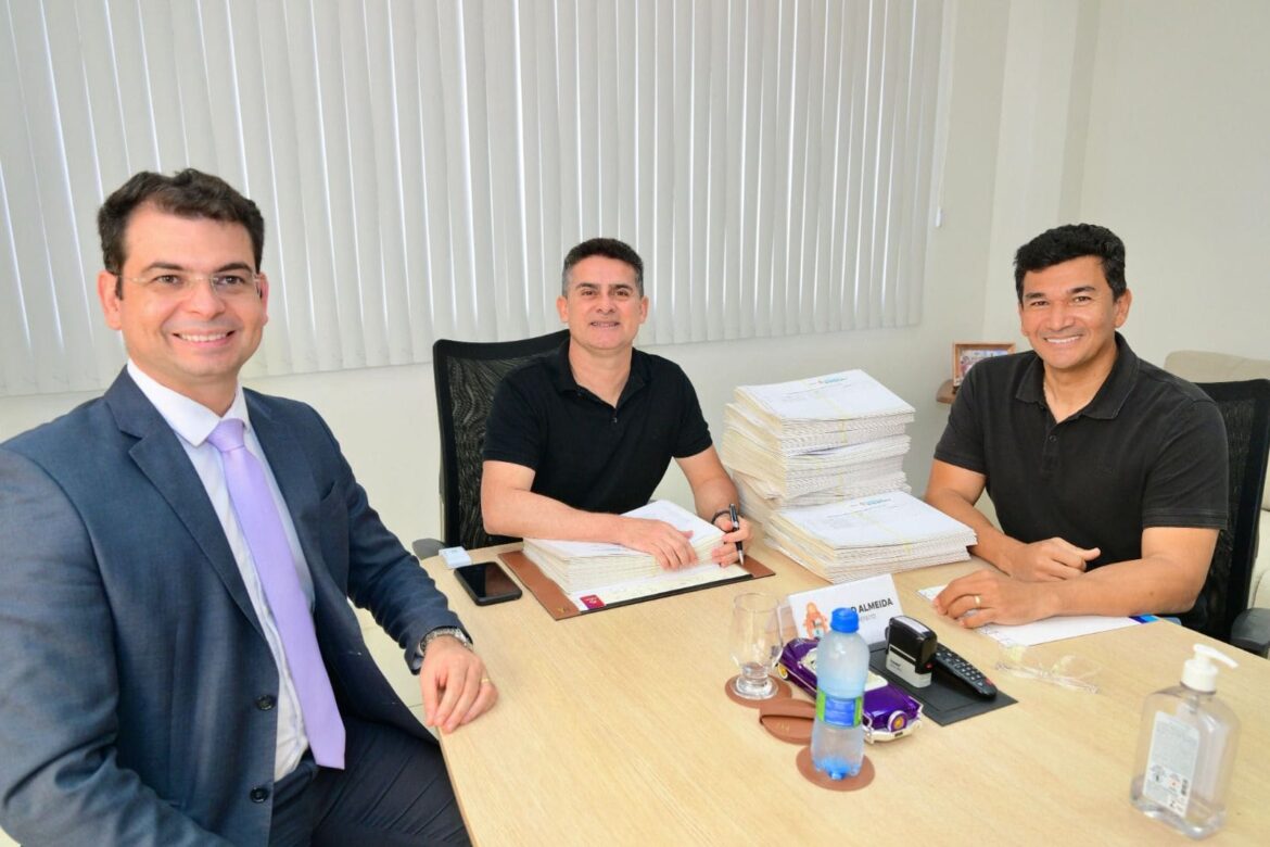 Prefeito David Almeida assina regularização fundiária e garante imóveis a 340 famílias no Coliseu