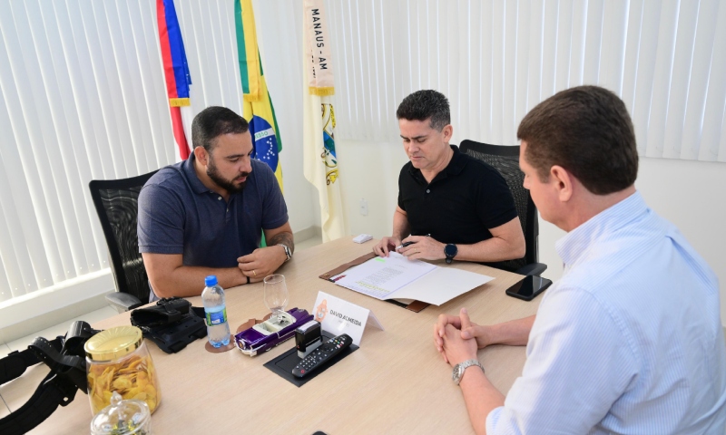 Prefeito David Almeida assina nomeação de 226 novos guardas municipais