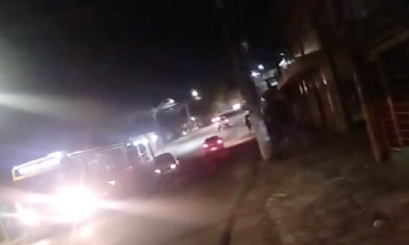 “Provou do próprio remédio”: homem acusado de tentar abus4r de jovem recebe ‘carinho’ da população; veja vídeo