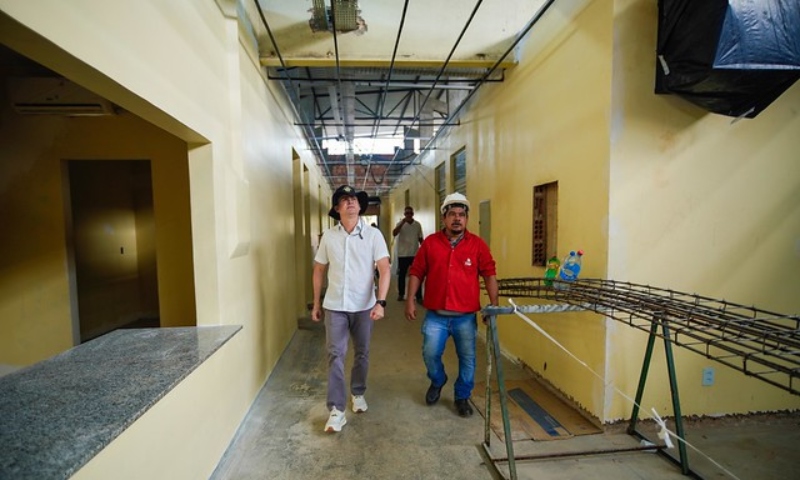 Prefeito David Almeida inspeciona obras de ampliação de UBSs e anuncia entrega de nova unidade na Compensa