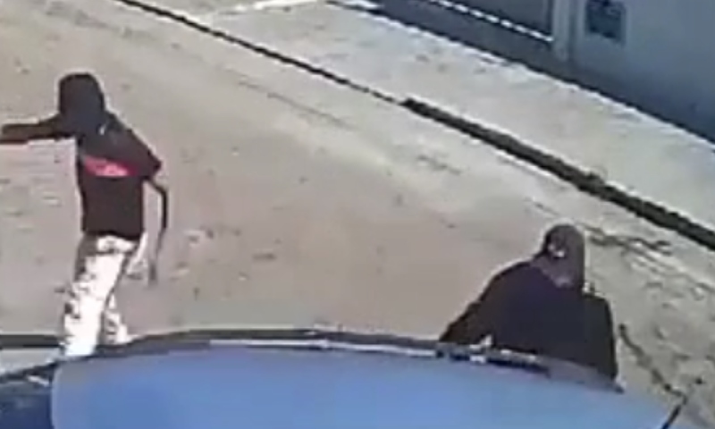 Homem é atropelado e morto a tiros por bandidos encapuzados em plena luz do dia; veja vídeo
