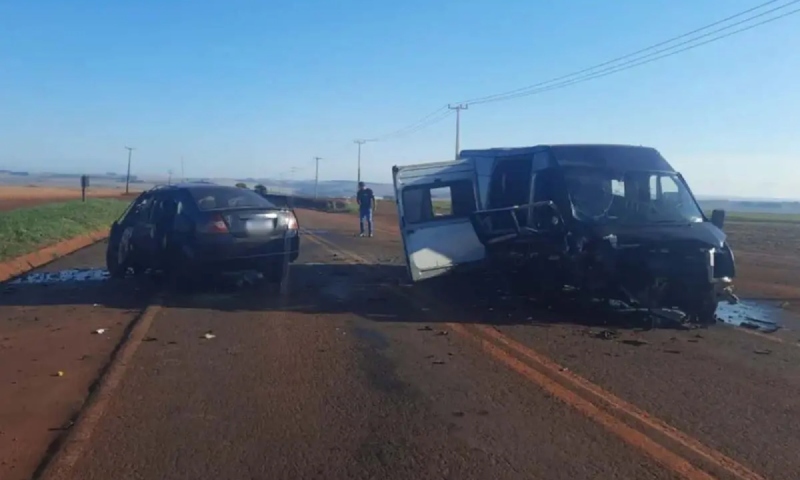 Acid3nte entre van de dupla sertaneja e carro deixa um m0rto e seis fer1dos