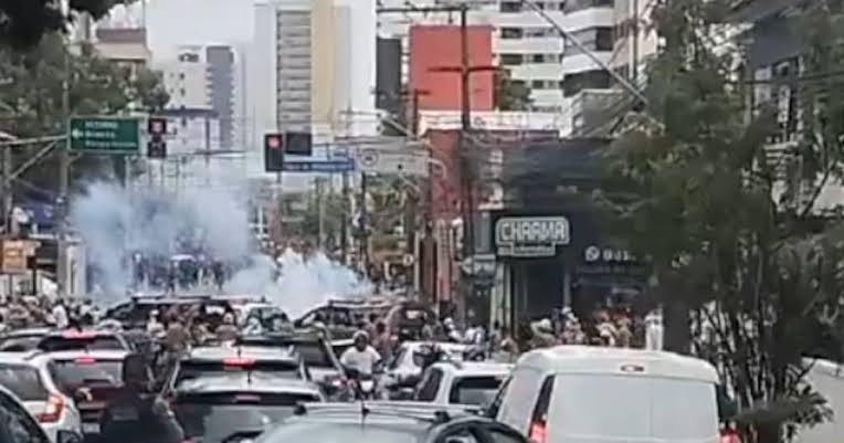 Guerra entre torcidas do Sport e Santa Cruz termina com 12 feridos e 14 presos; veja os vídeos