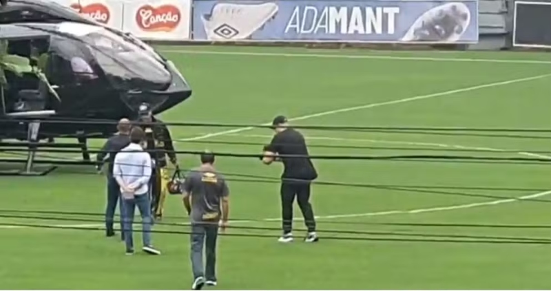 De helicóptero, Neymar chega ao seu primeiro treino de volta ao Santos; veja vídeo