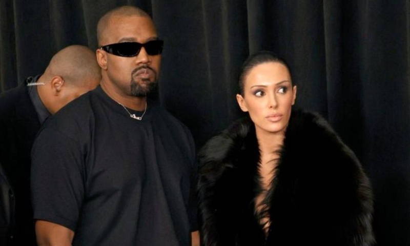 Esposa de Kanye West rouba a cena no Grammy ao posar com um vestidinho transparente; veja o vídeo