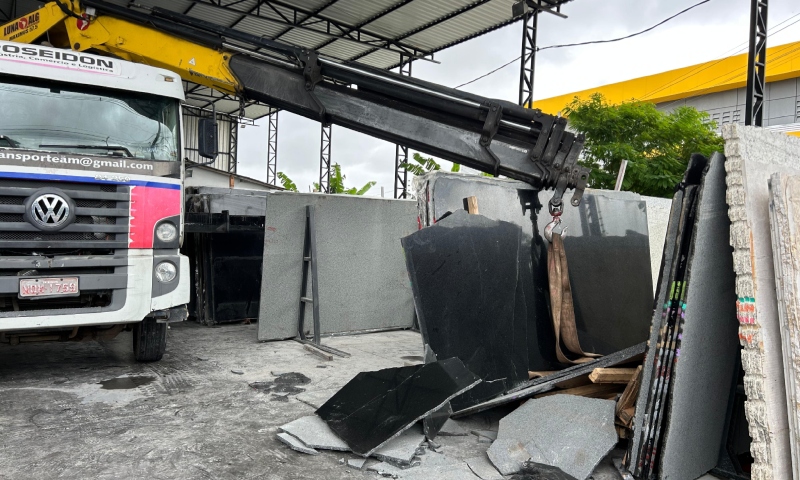 Tragédia: trabalhador morre ao ser atingido por pedra de mármore em Manaus; veja vídeo