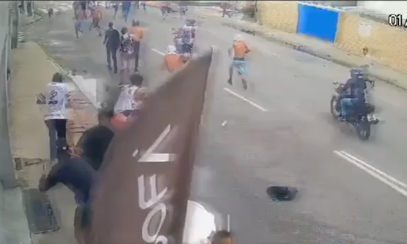 Torcedores do Santa Cruz espancam e estupram rival do Sport com barra de ferro em Recife; veja vídeos