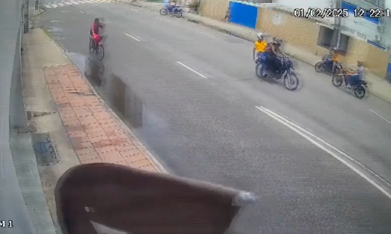 Veja o momento em que torcidas começam a se enfrentar em Recife