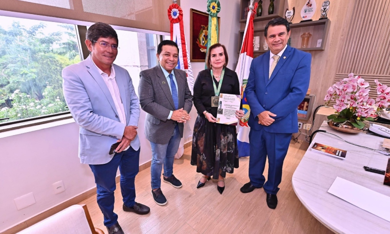 Presidente do TCE-AM, Yara Amazônia Lins, recebe Medalha de Ouro Cidade de Manaus