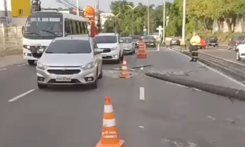 Motorista de app perde controle do carro e derruba poste na Cosme Ferreira, em Manaus; veja vídeo