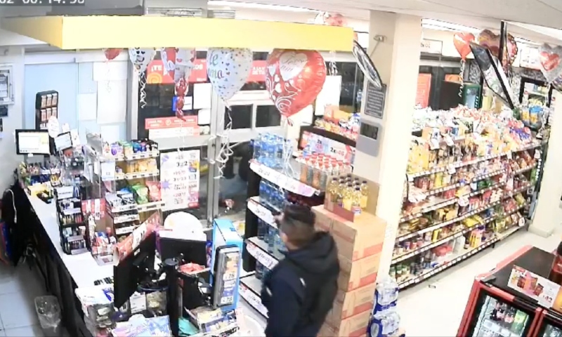 “Vai roubar no inferno”: bandido é metralhado no momento em que ia assaltar loja de conveniência; veja vídeo