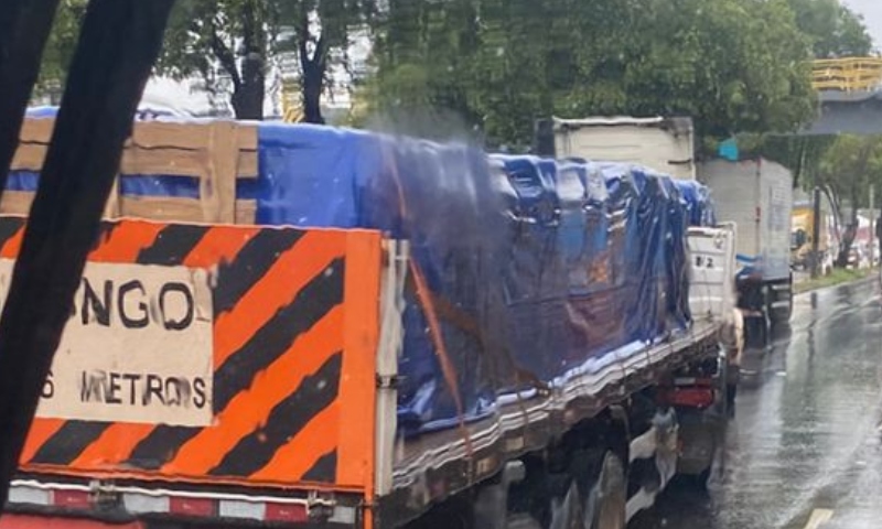 Colisão entre caminhão e carreta provoca caos no trânsito da Avenida Cosme Ferreira