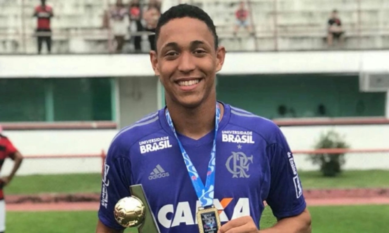 Flamengo assina acordo com família de goleiro morto em incêndio no Ninho do Urubu