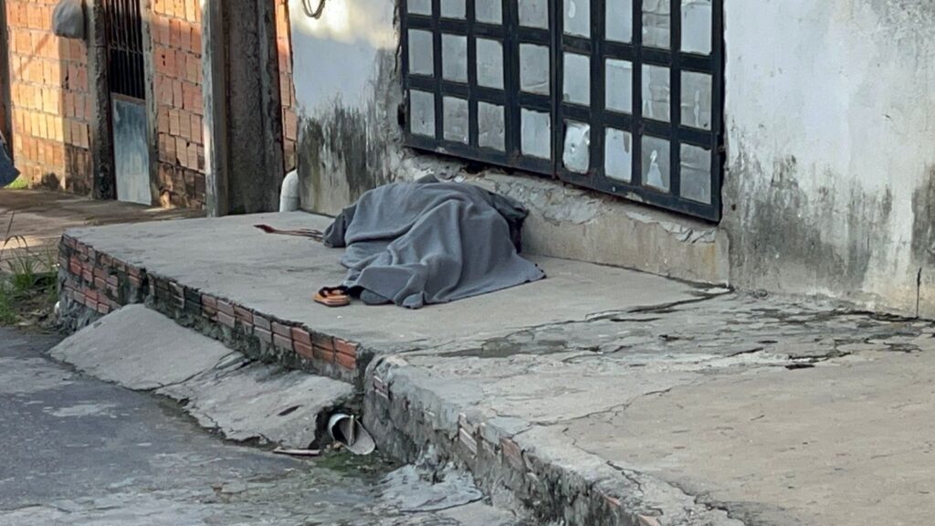 Pistoleiros matam pedreiro no bairro Parque São Pedro; veja vídeo Reinado Maquiné/ CM7 Brasil