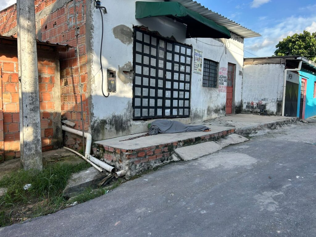Pistoleiros matam pedreiro no bairro Parque São Pedro; veja vídeo Reinado Maquiné/ CM7 Brasil