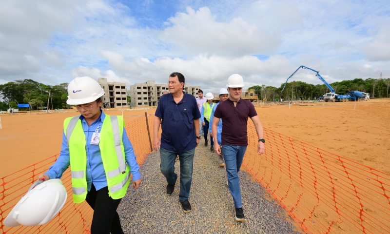 Prefeito David Almeida e senador Eduardo Braga vistoriam avanço das obras do conjunto habitacional no Tarumã