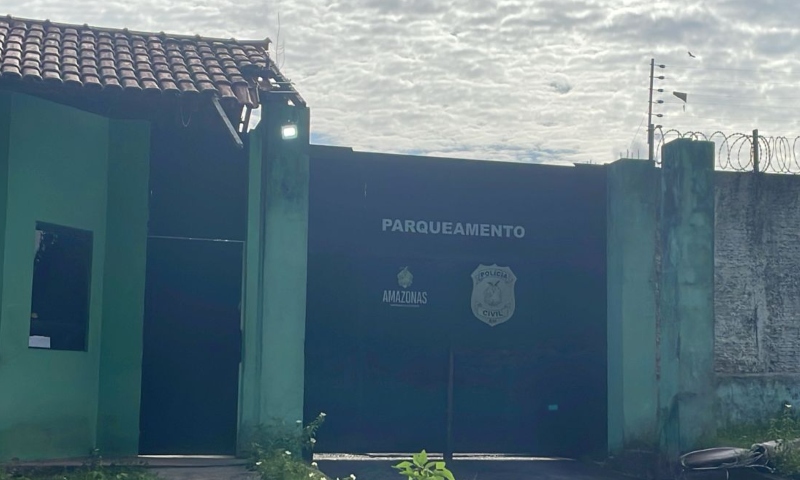 Bandidos desafiam a polícia e roubam mais de 10 motos do parqueamento da PC-AM em Manaus; veja vídeos
