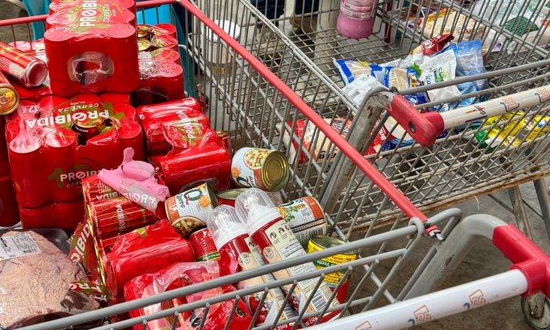 Procon-AM apreende e descarta 207 itens impróprios para consumo no DB da zona leste