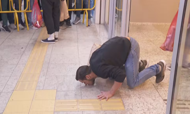 Deportado beija chão de aeroporto após pisar em solo brasileiro