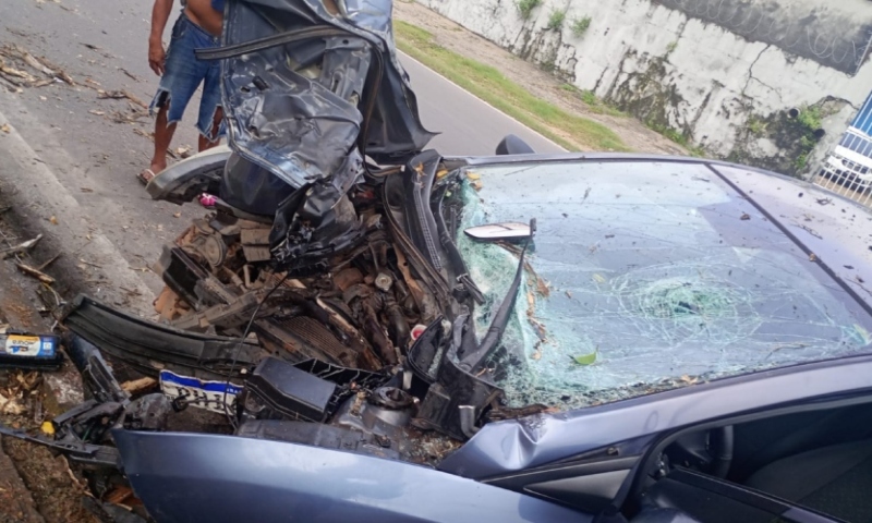 Motorista fica ferido ao bater carro contra árvore em avenida de Manaus