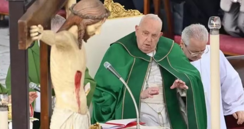 Com “dificuldades respiratórias”, Papa pede que assessor leia discurso