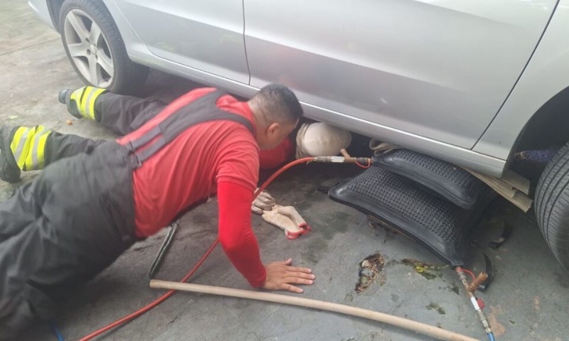 Motorista se desespera ao encontrar cobra dentro de carro no Mauazinho