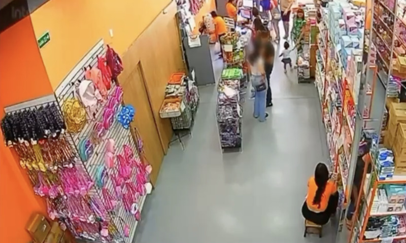 Veja momento em que celular explode no bolso de mulher que fazia compras