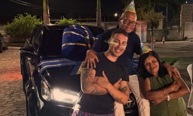 Carlinhos Maia presenteia pai com carrão de luxo de mais de R$ 300 mil