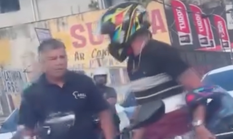 Motoqueiro surta e quebra celular de idoso durante briga de trânsito em Manaus: “trisca na minha moto pra tu ver!”; veja vídeo