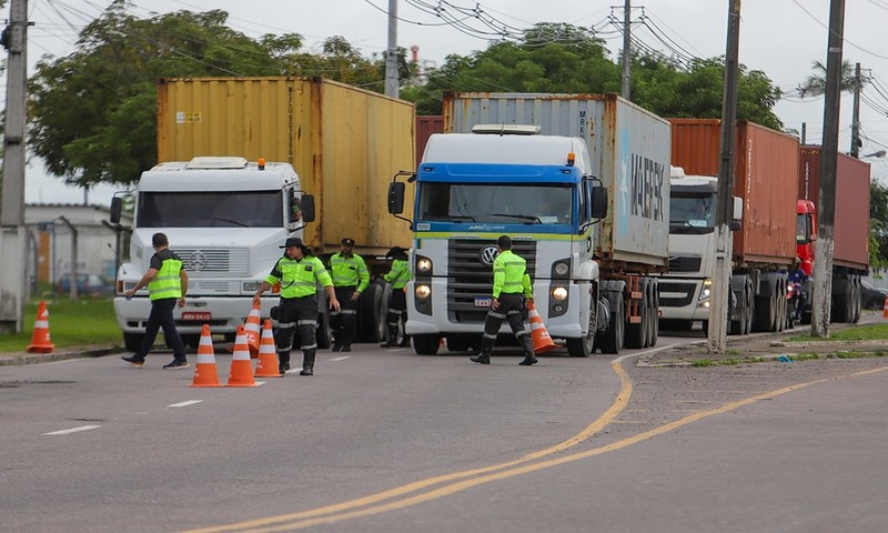 Operação da prefeitura fiscaliza mais de 250 caminhões na zona Sul de Manaus