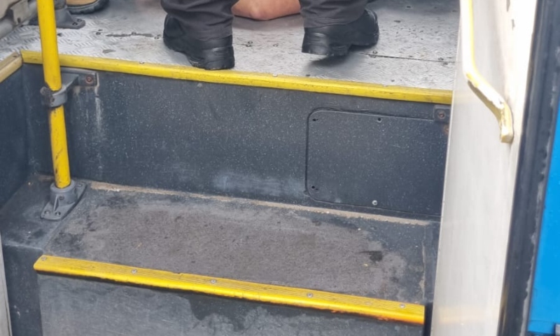 Homem infarta dentro de ônibus e morre na frente de passageiros, em Manaus