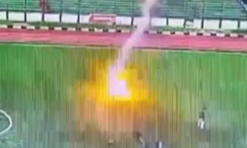 Raio mata quatro jogadoras de futebol durante torneio na Colômbia