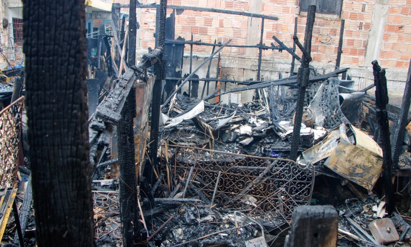 Prefeitura de Manaus presta auxílio às famílias atingidas por incêndio no beco Sucupira