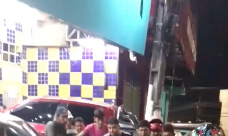 Motoqueiros fazem justiça com as próprias mãos contra suposto ladrão, no bairro Jorge Teixeira; veja vídeo