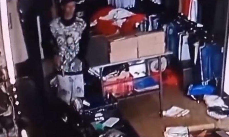 Bandido ‘trapalhão’ atira na própria perna durante assalto a loja; veja vídeo