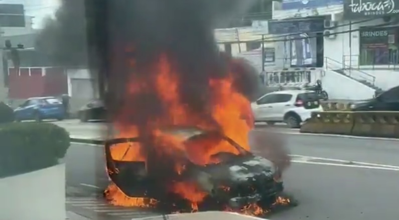 Carro pega fogo e compromete trânsito na av. Darcy Vargas; veja vídeo