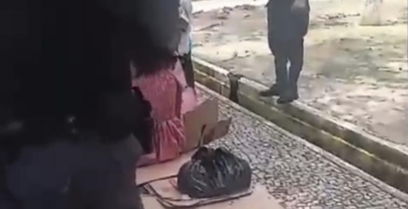 Mulher ‘tica’ rival com gilete por causa de homem no Centro de Manaus; veja vídeo