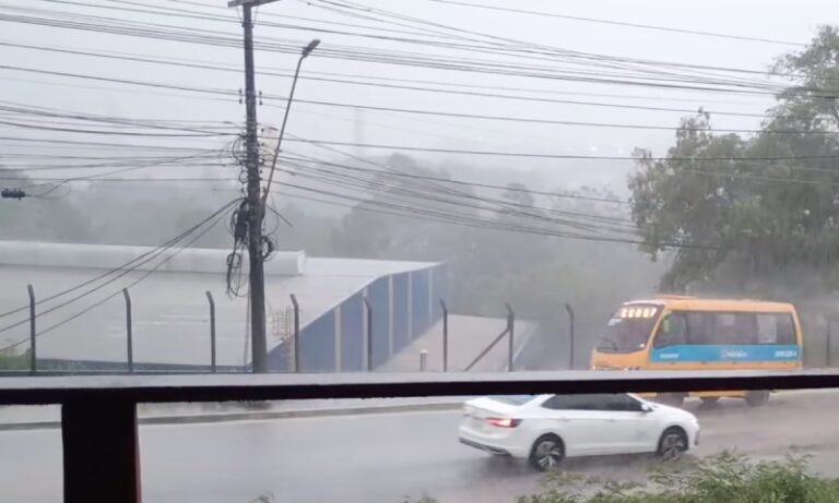 Manaus amanhece com forte tempestade nesta sexta-feira (14)