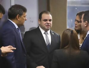 "Vagas para os Amigos": deputados do Amazonas aprovam criação de três secretarias e 125 cargos