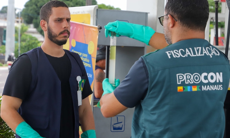 Procon Manaus realiza operação em postos de combustíveis em parceria com a ANP