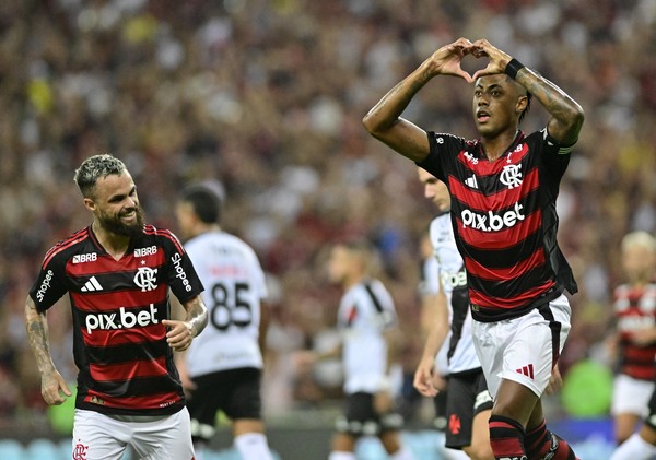 Flamengo derrota o Vasco e garante vaga na semifinal do Carioca