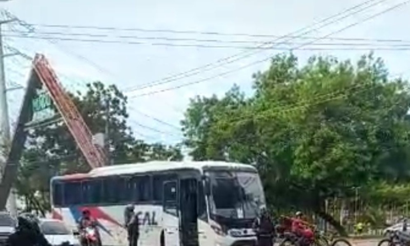 Acidente de trânsito deixa três pessoas feridas no Parque 10; veja vídeos